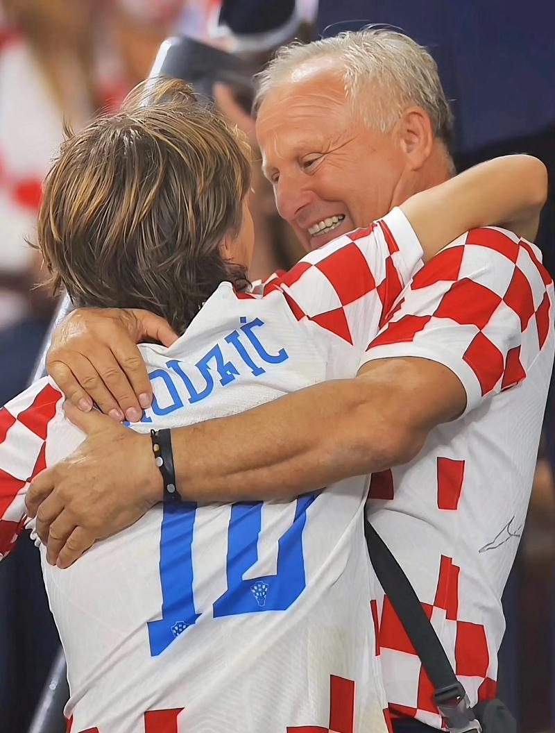 重庆两江新区十联屏打出多个宣传语，庆祝重庆铜梁龙冲超成功