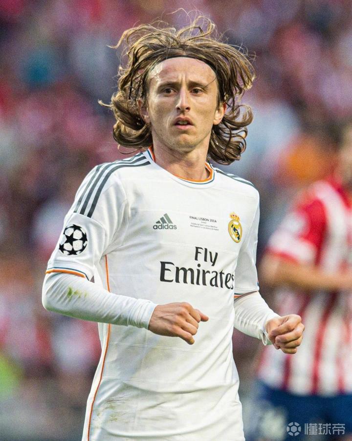 巴黎人报：一极端球迷组织庆祝成立20周年，在埃菲尔铁塔大放焰火