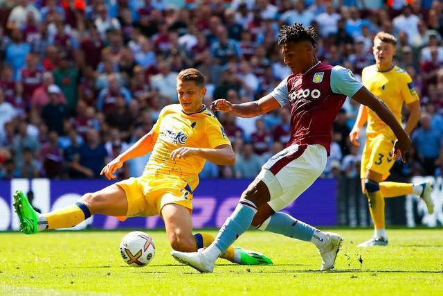 利物浦官网仅放萨拉赫抢圈训练图，未展示其与队友拥抱镜头